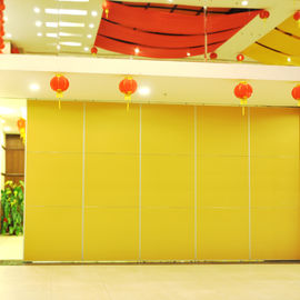 Gele Beweegbare Verdelingsmuren, de Zaal die van de Hotelconferentie Vouwend Verdelingsdeuren glijden