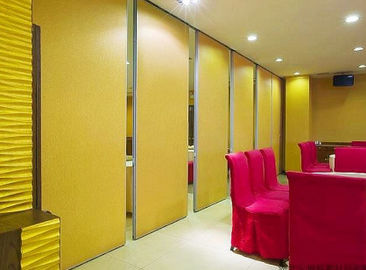 Gele Beweegbare Verdelingsmuren, de Zaal die van de Hotelconferentie Vouwend Verdelingsdeuren glijden