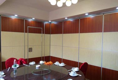 De beweegbare Zaal die van het Hotelbanket de Vloer van Verdelingsmuren vouwen aan Plafond/Beweegbare Zaal Verdelers