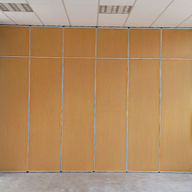 Vergaderzaal die Verdelingsmuren met Pas vouwen door Deurtoegang