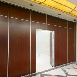 De Zaal die van de geluidsbarrièreconferentie Vouwend Murensysteem/Beweegbare Verdelingsmuur glijden