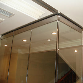 De glijdende Bovenkant van de het Glasverdeling van Verdelingsmuren en het Glas Beweegbare Verdeling van Bodemframeless voor Balkon