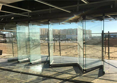 De tentoonstelling van Pakistan toont de ruimte die de muur van de glasverdeling vouwen onder een staalstraal installeert
