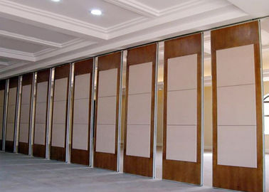 De Zaal van de banketzaal het Akoestische Beweegbare Draagbare Comité van de Verdelerverdeling door zich Te vouwen en Te bewegen