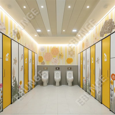 Moderne openbare toiletten met hangende deuren en makkelijke installatie