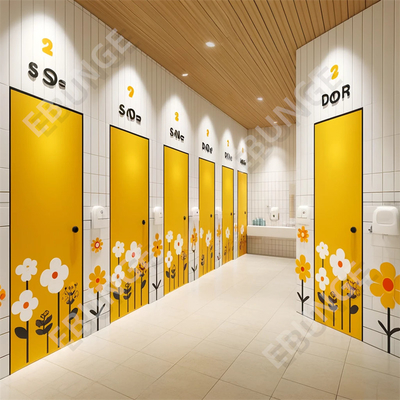 Moderne openbare toiletten met hangende deuren en makkelijke installatie
