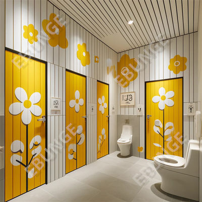 Moderne openbare toiletten met hangende deuren en makkelijke installatie
