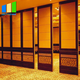 De houten Akoestische Zaal Verdelingen die van het Verdelersrestaurant Binnenlandse Beweegbare Muren vouwen